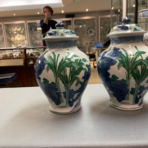 A pair of Chinese wucai vases and covers, 19/20th C. — photo 15
