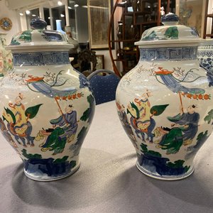 A pair of Chinese wucai vases and covers, 19/20th C. — photo 19