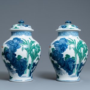 A pair of Chinese wucai vases and covers, 19/20th C. — photo 3