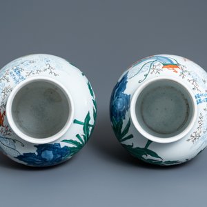 A pair of Chinese wucai vases and covers, 19/20th C. — photo 5