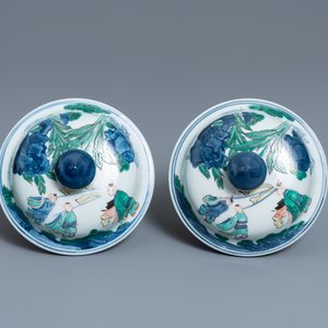A pair of Chinese wucai vases and covers, 19/20th C. — photo 8