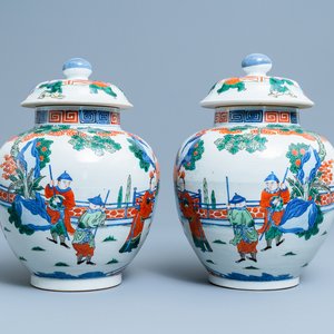 A pair of Chinese wucai vases and covers, Kangxi mark, 19th C. — 照片 1