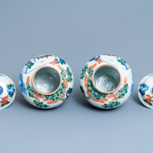 A pair of Chinese wucai vases and covers, Kangxi mark, 19th C. — 照片 5