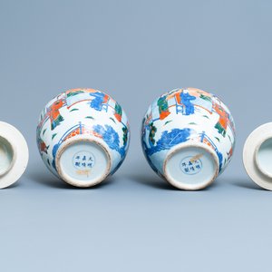 A pair of Chinese wucai vases and covers, Kangxi mark, 19th C. — 照片 6