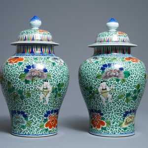 A pair of Chinese wucai vases and covers, Wanli mark, 19th C. — 照片 2