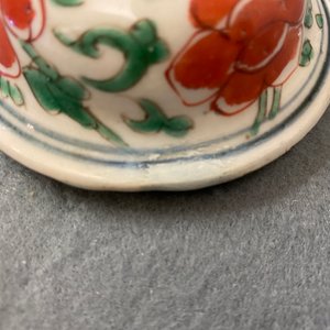 A pair of Chinese wucai vases and covers with boys among peonies, Transitional period — 照片 9