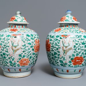 A pair of Chinese wucai vases and covers with boys among peonies, Transitional period — photo 6