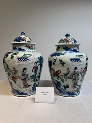 A pair of Chinese wucai vases and covers with court ladies and playing boys, Transitional period — photo 1