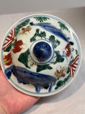 A pair of Chinese wucai vases and covers with court ladies and playing boys, Transitional period — photo 15