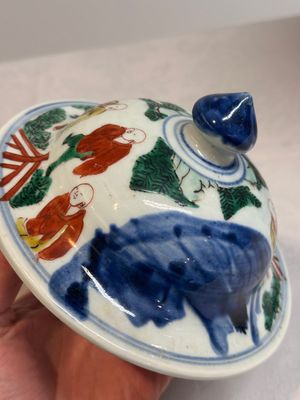 A pair of Chinese wucai vases and covers with court ladies and playing boys, Transitional period — photo 16