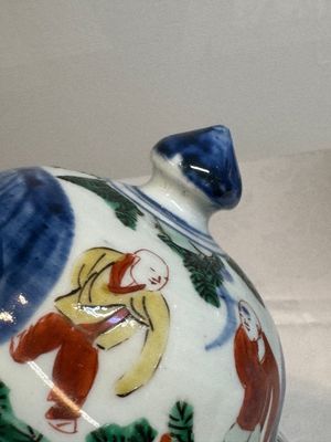 A pair of Chinese wucai vases and covers with court ladies and playing boys, Transitional period — photo 20