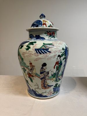 A pair of Chinese wucai vases and covers with court ladies and playing boys, Transitional period — photo 2