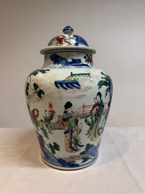 A pair of Chinese wucai vases and covers with court ladies and playing boys, Transitional period — photo 22