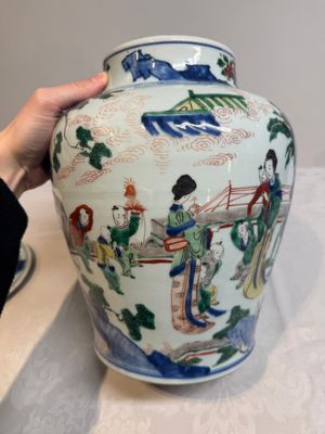 A pair of Chinese wucai vases and covers with court ladies and playing boys, Transitional period — photo 23