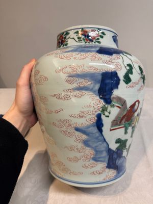 A pair of Chinese wucai vases and covers with court ladies and playing boys, Transitional period — photo 24