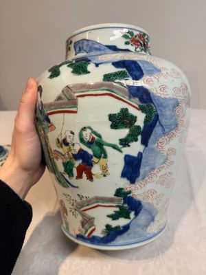 A pair of Chinese wucai vases and covers with court ladies and playing boys, Transitional period — photo 25