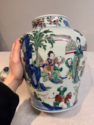 A pair of Chinese wucai vases and covers with court ladies and playing boys, Transitional period — photo 26