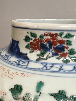 A pair of Chinese wucai vases and covers with court ladies and playing boys, Transitional period — photo 28