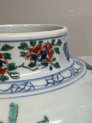 A pair of Chinese wucai vases and covers with court ladies and playing boys, Transitional period — photo 29