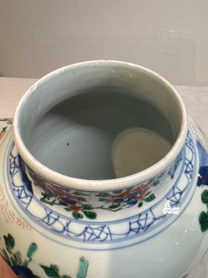 A pair of Chinese wucai vases and covers with court ladies and playing boys, Transitional period — photo 30
