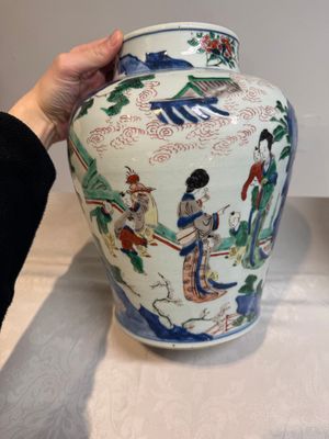 A pair of Chinese wucai vases and covers with court ladies and playing boys, Transitional period — photo 3