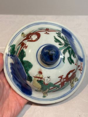 A pair of Chinese wucai vases and covers with court ladies and playing boys, Transitional period — photo 33