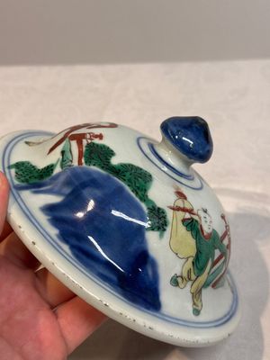 A pair of Chinese wucai vases and covers with court ladies and playing boys, Transitional period — photo 34
