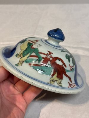 A pair of Chinese wucai vases and covers with court ladies and playing boys, Transitional period — photo 35