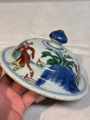 A pair of Chinese wucai vases and covers with court ladies and playing boys, Transitional period — photo 36