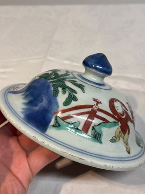 A pair of Chinese wucai vases and covers with court ladies and playing boys, Transitional period — photo 37
