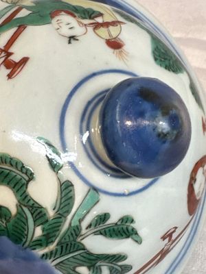 A pair of Chinese wucai vases and covers with court ladies and playing boys, Transitional period — photo 39