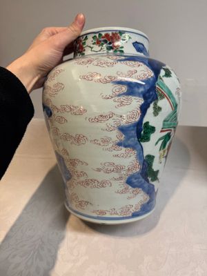 A pair of Chinese wucai vases and covers with court ladies and playing boys, Transitional period — photo 4