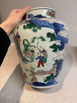 A pair of Chinese wucai vases and covers with court ladies and playing boys, Transitional period — photo 5