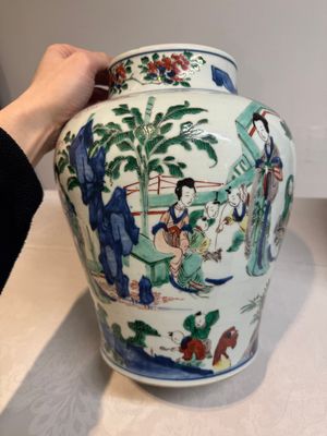 A pair of Chinese wucai vases and covers with court ladies and playing boys, Transitional period — photo 6