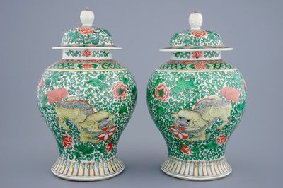 A pair of Chinese wucai vases with covers with foo dogs, 19th C.
