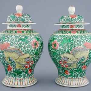 A pair of Chinese wucai vases with covers with foo dogs, 19th C. — 照片 1