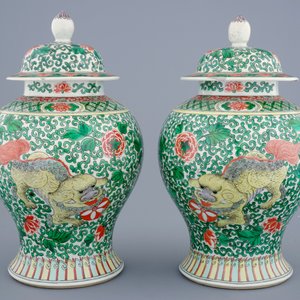 A pair of Chinese wucai vases with covers with foo dogs, 19th C. — 照片 3