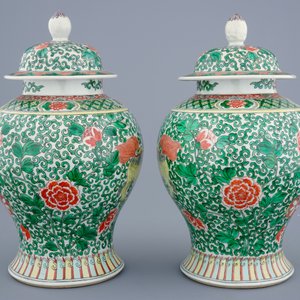 A pair of Chinese wucai vases with covers with foo dogs, 19th C. — 照片 4