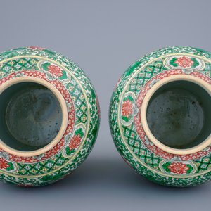 A pair of Chinese wucai vases with covers with foo dogs, 19th C. — 照片 6