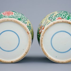 A pair of Chinese wucai vases with covers with foo dogs, 19th C. — 照片 7