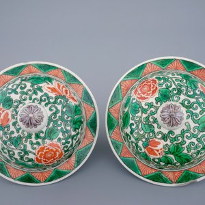 A pair of Chinese wucai vases with covers with foo dogs, 19th C. — 照片 8