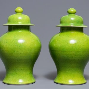 A pair of Chinese yellow and green-glazed vases and covers, 19th C. — photo 2