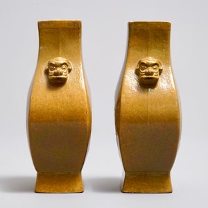 A pair of Chinese yellow glazed biscuit vases, Wang Bing Rong Zuo mark, 19th C. — photo 2