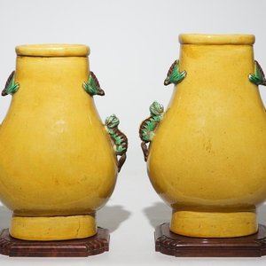 A pair of Chinese yellow glazed hu-shaped vases on stand, 19/20th C. — photo 1