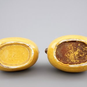 A pair of Chinese yellow glazed hu-shaped vases on stand, 19/20th C. — photo 5