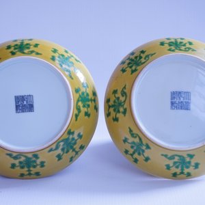 A pair of Chinese yellow glazed saucer dishes with incised backs, Qianlong sealmark and poss. of the period — 照片 4