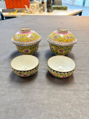 A pair of Chinese yellow-ground Canton enamel covered bowls and two cups, Yongzheng/Qianlong — 照片 1