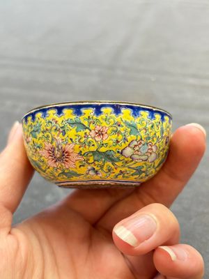 A pair of Chinese yellow-ground Canton enamel covered bowls and two cups, Yongzheng/Qianlong — 照片 11