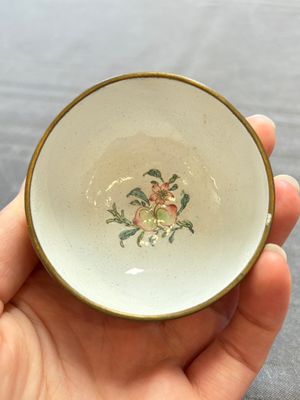A pair of Chinese yellow-ground Canton enamel covered bowls and two cups, Yongzheng/Qianlong — 照片 12