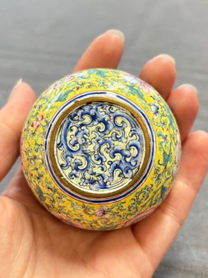 A pair of Chinese yellow-ground Canton enamel covered bowls and two cups, Yongzheng/Qianlong — 照片 13